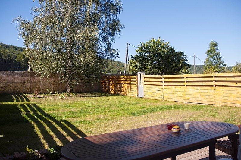Omheinde tuin met terras